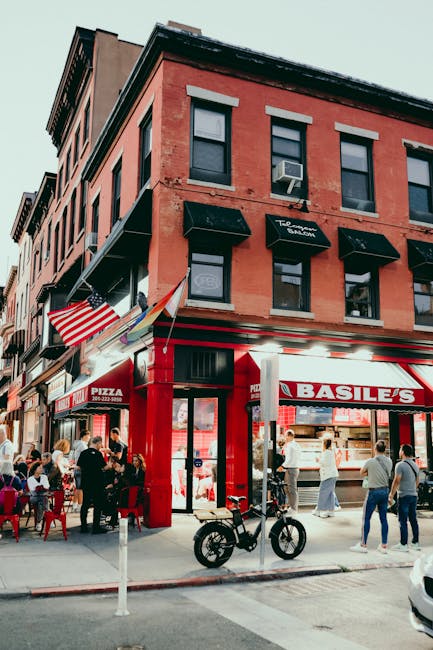 Mercado local con puestos de artesanía y productos frescos