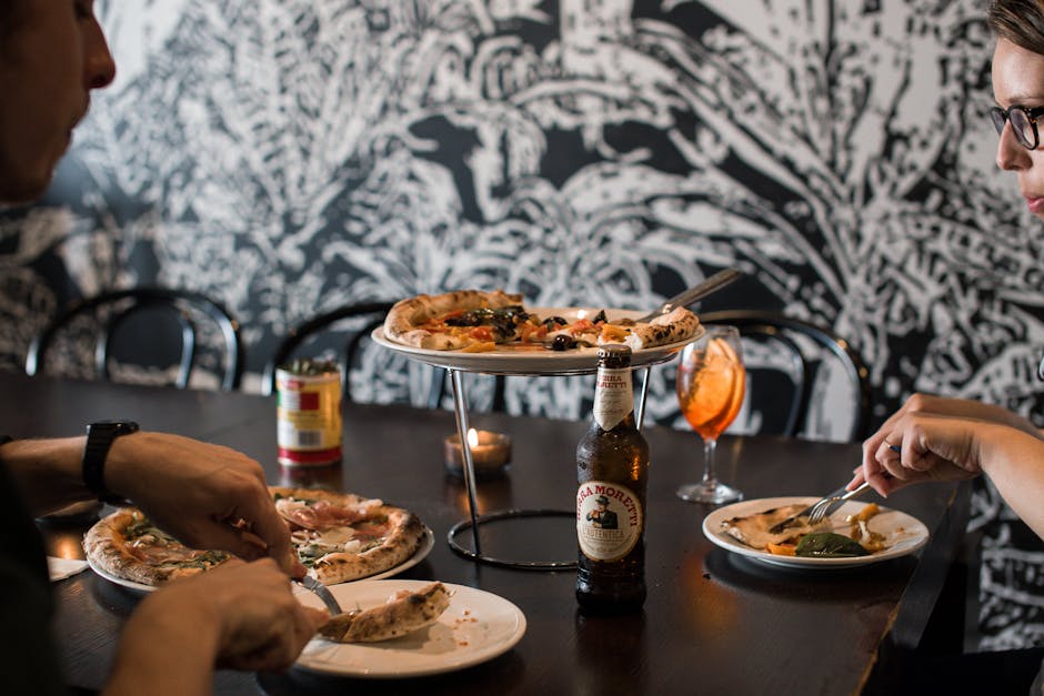 Mercado local con puestos de artesanía y productos frescos